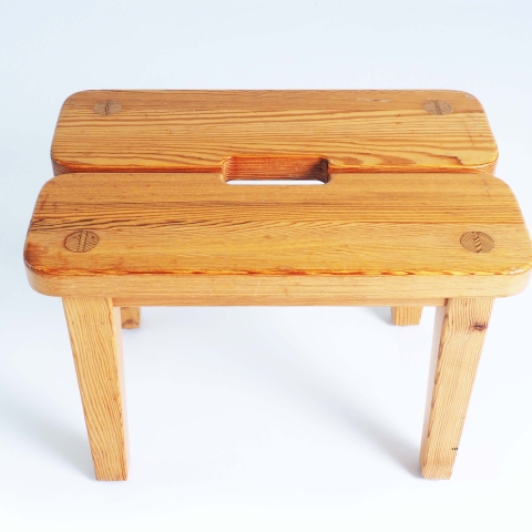 Pair of stools in pine